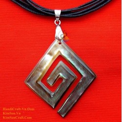 Exquisite Handmade Natural Shell Pendant Necklace