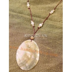 Pendant oval brown mother of pearl